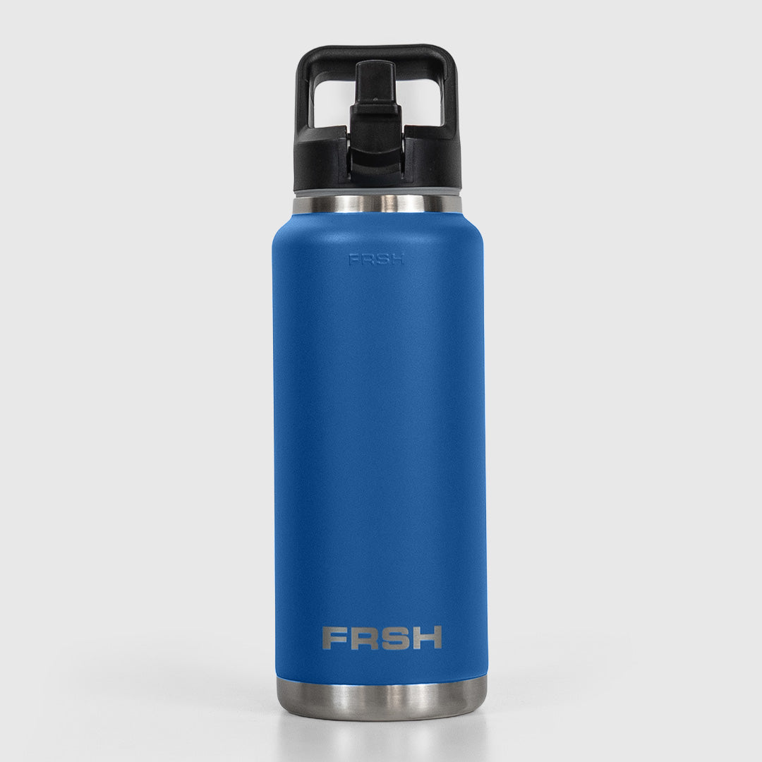 Dark blue 1000ml FRSH bottle with sip lid, durable tumbler for drinks, featuring a sleek design and secure lid.